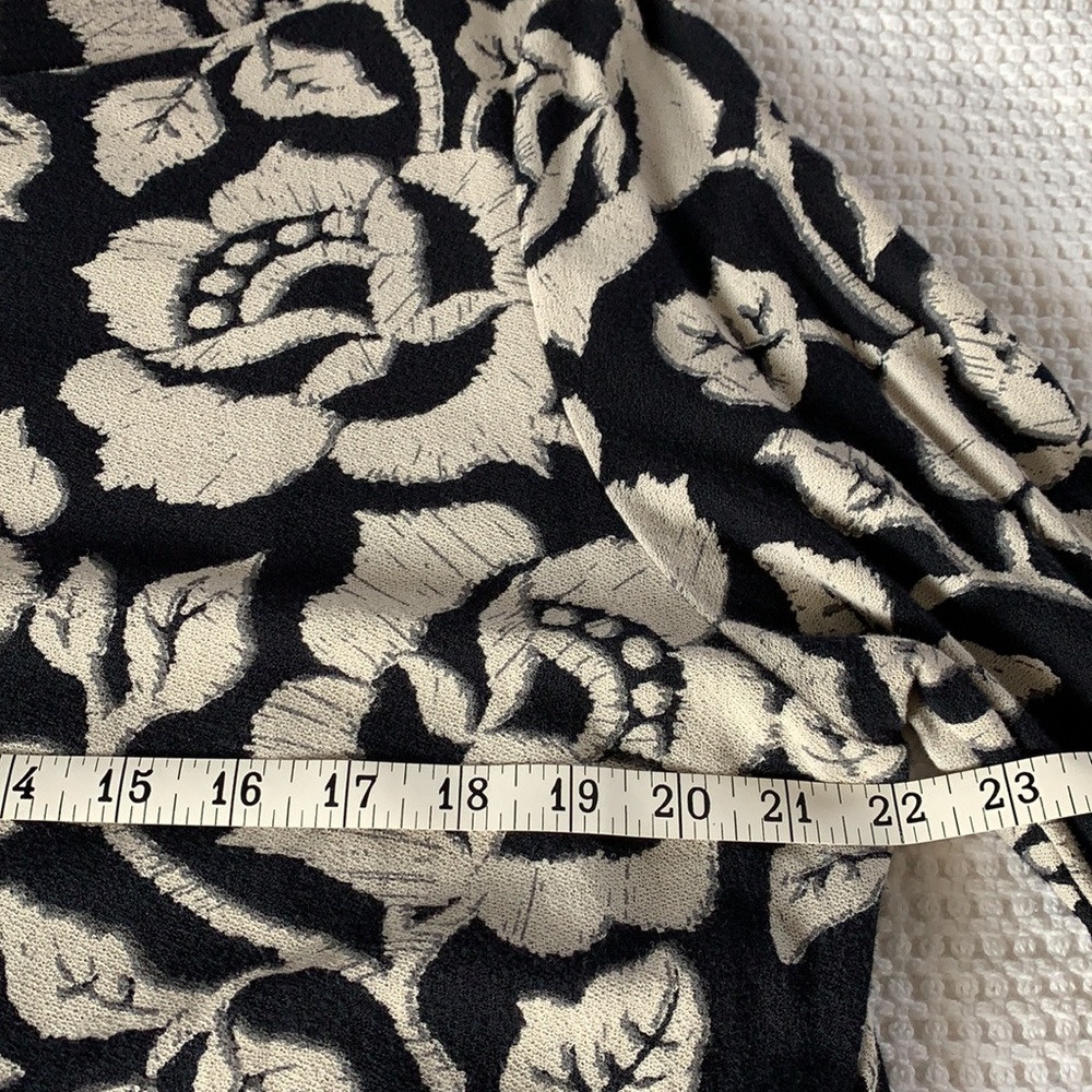 Blouson-style. Black and cream floral knit top Size XL - Picture 5 of 7